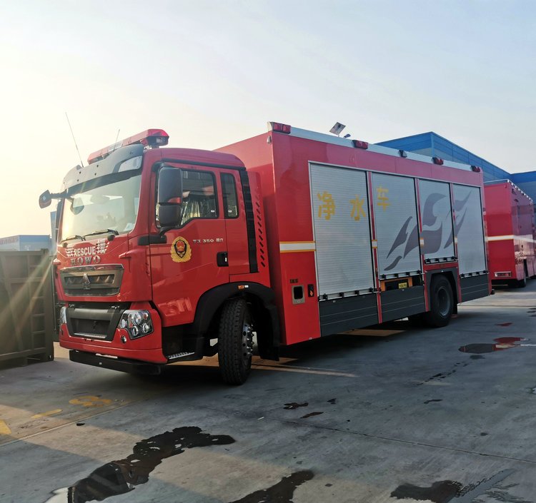 重汽豪沃净水车