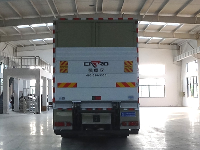 重汽汕德卡后双桥装备车