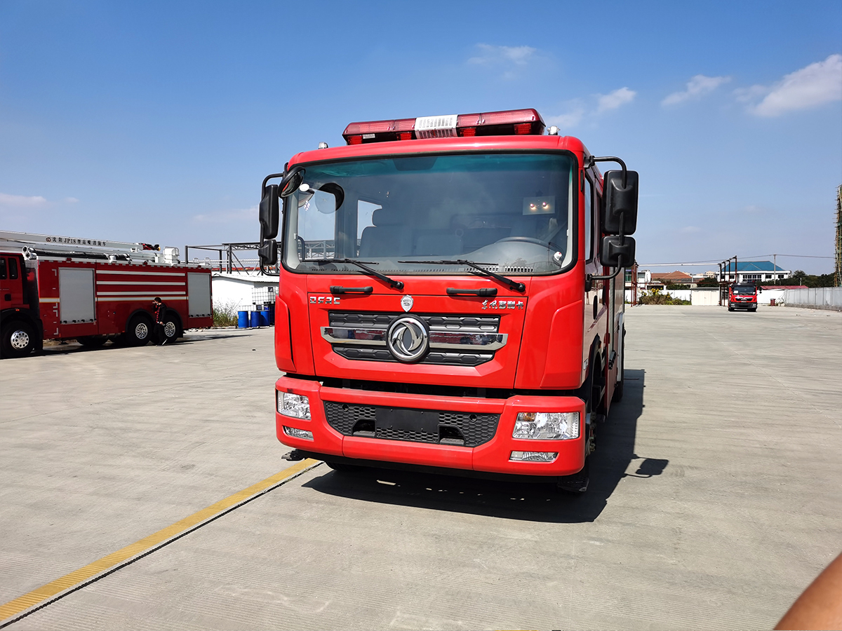 东风D9 6吨水罐消防车